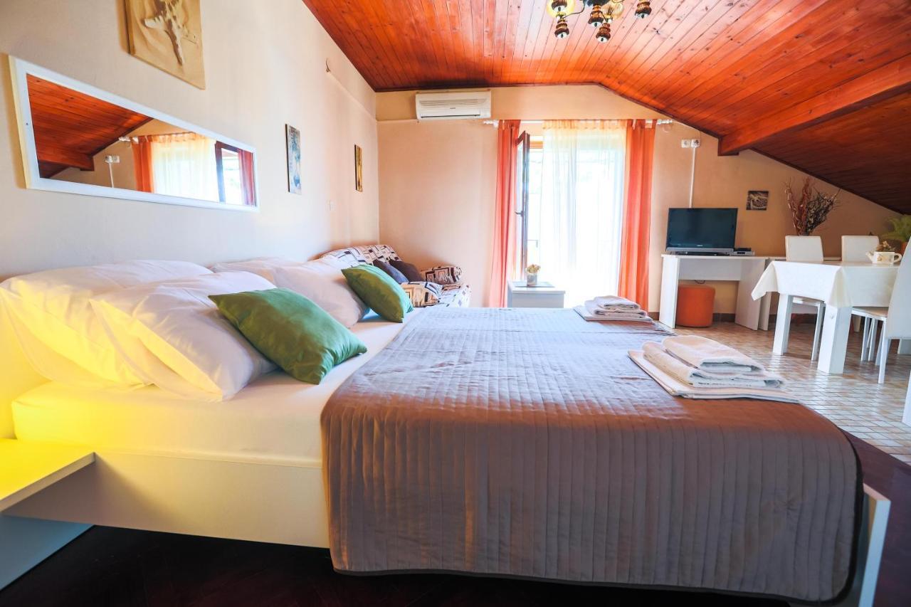 Apartments And Rooms Sinka Biograd Na Moru Luaran gambar
