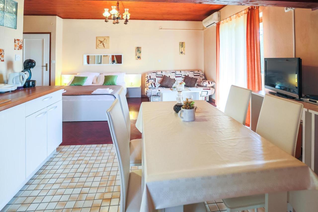Apartments And Rooms Sinka Biograd Na Moru Luaran gambar